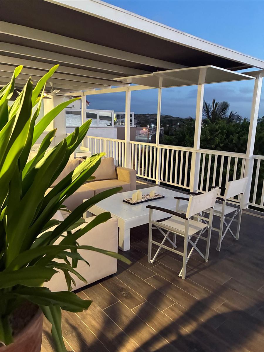 Terrazza lounge al tramonto con divano e candele, Case Bianche