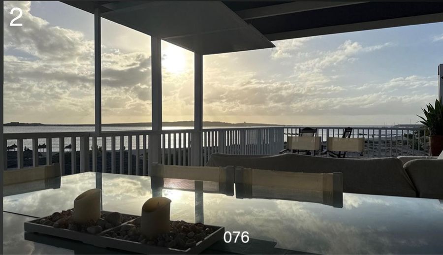 Terrazza con tavolo apparecchiato al tramonto, Case Bianche