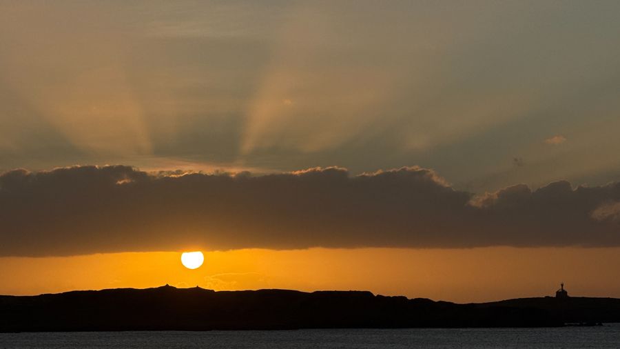 Tramonto sul mare con isolotto e faro in lontananza, Boa Vista